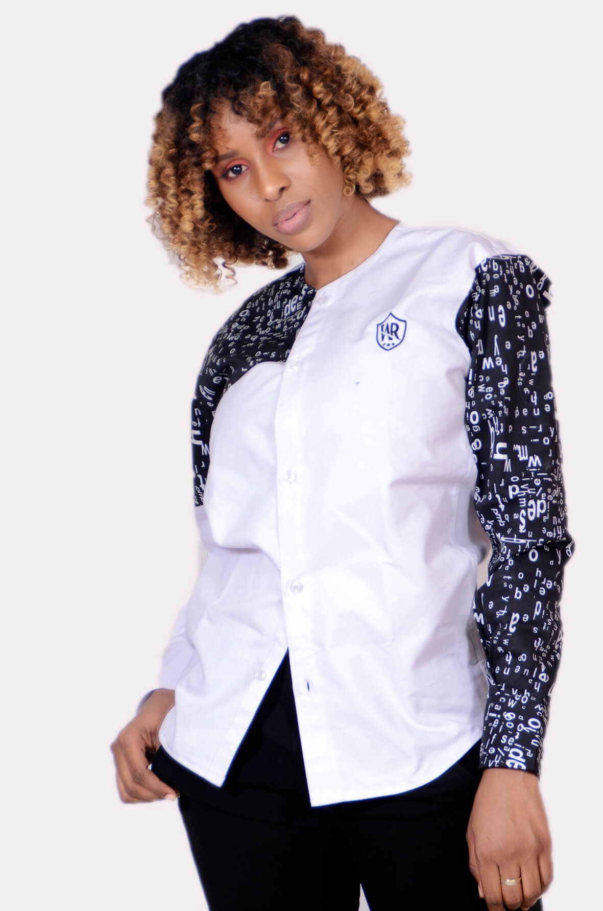 Chemise alphabet au cou rond pour femmes (noir / blanc)
