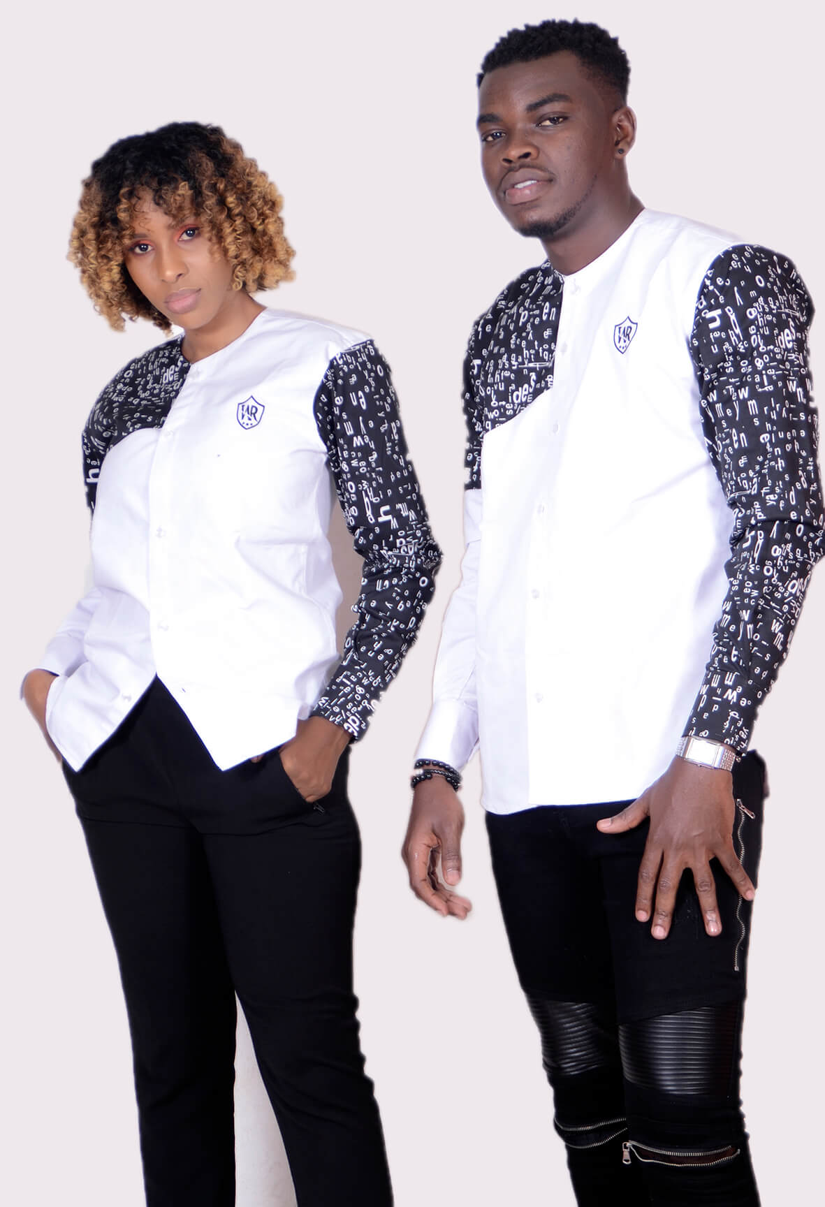 Chemise alphabet au cou rond pour hommes (noir / blanc)
